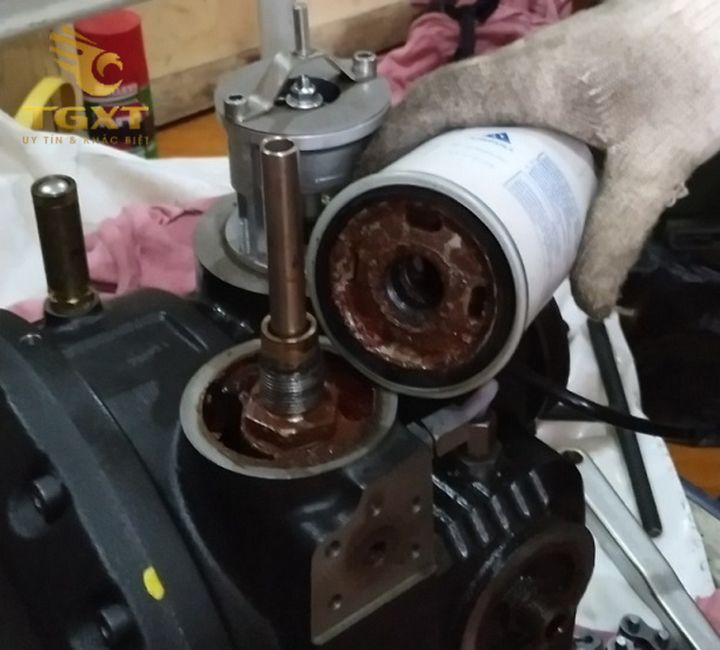 Lọc dầu chất lượng cao giúp bảo vệ động cơ xe tải khỏi tạp chất, nâng cao hiệu quả vận hành và kéo dài tuổi thọ xe.