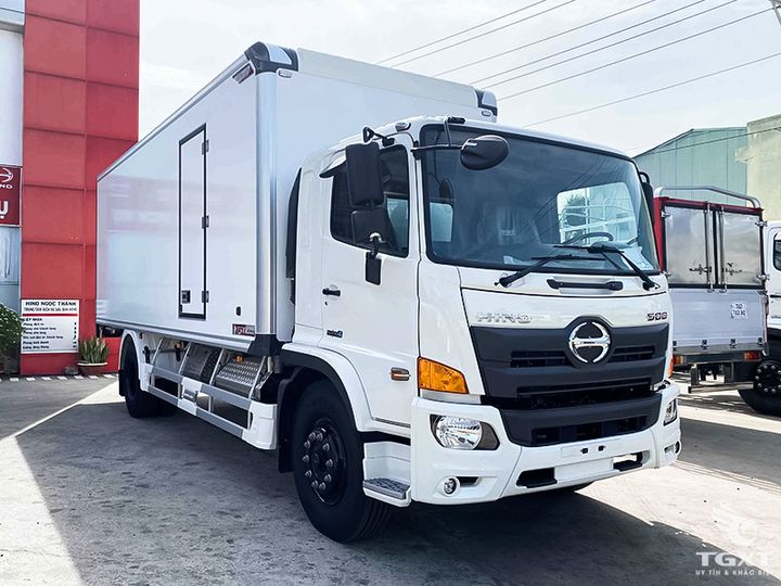 Xe tải Hino FG8JT8A 8 tấn thùng bảo ôn Euro 5, phù hợp vận chuyển hàng lạnh, động cơ mạnh mẽ, tiết kiệm nhiên liệu, chuẩn khí thải Euro 5.