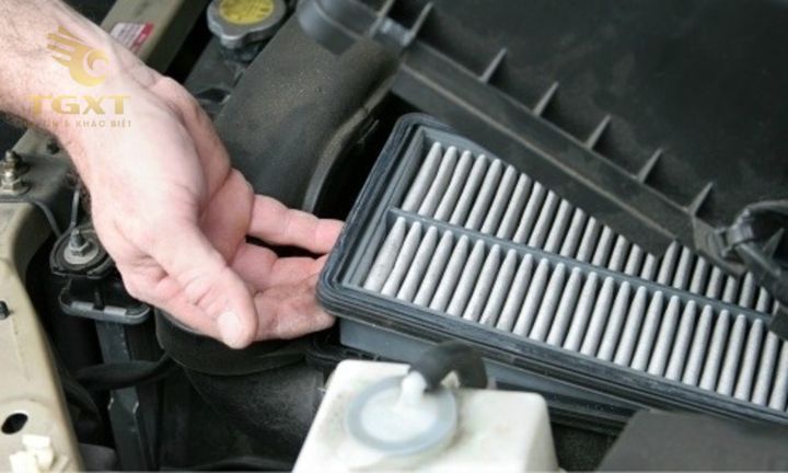 Dấu hiệu lọc gió xe tải bị bẩn hoặc nghẹt, gây ảnh hưởng đến hiệu suất và tiêu thụ nhiên liệu.