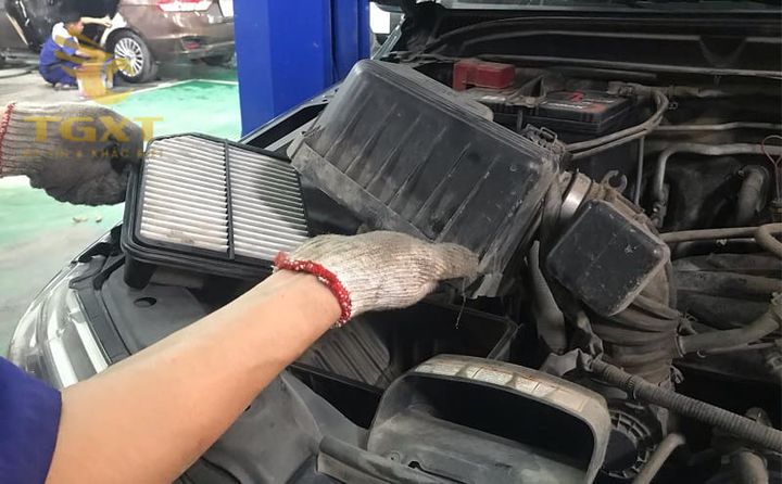 Hình minh họa tác hại của việc không thay lọc gió xe tải đúng hạn