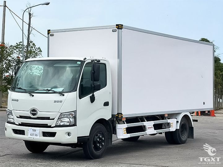 Xe tải Hino XZU730L 5T thùng bảo ôn, tiết kiệm nhiên liệu, phù hợp vận chuyển hàng nhạy cảm nhiệt độ.