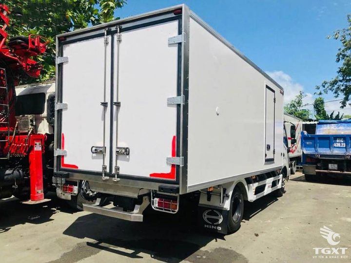 Xe tải Hino XZU650L 3.5T thùng bảo ôn Euro 5, vận chuyển hàng hóa giữ nhiệt độ, động cơ mạnh mẽ, tiết kiệm nhiên liệu, phù hợp doanh nghiệp vận tải.